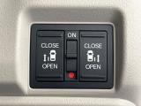 【両側パワースライドドア】スマートキーや運転席のスイッチで後席両側スライドドアの開閉が可能♪電動だから力を入れてドアを開ける必要が無く、小さなお子様でも簡単に開け閉めでき快適です♪