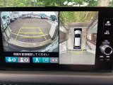 バックギアに入れますとご覧のような画像に自動的に切り替わります。車庫入れ時に役立ちます。