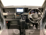 車内は光触媒抗菌消臭施工済です。インパネ周りはスタイリッシュなデザインです。グローブボックスやカップホルダーのほかにトレーなどたくさんの収納スペースが付いています。