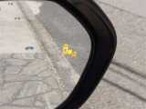 {ブラインドスポットモニター}隣の車線を走る車両をレーダーで検知し、ドアミラーに搭載されたLEDインジケーターが点灯し注意を喚起してくれます。