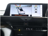 サイドクリアランスビュー表示中に、旋回時の運転操作に合わせて自動で車両を斜め後方から見たような映像を表示。