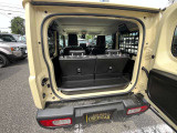 リヤシートを倒せば、大容量352L(カタログ数値)の荷室スペースが広がります。 開口部も大きく、荷物の積み下ろしもスムーズ。