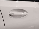 【デザインとの融合】BMWデザイナーが創り出したボディデザインを損なう事のない様に配置とデザインに拘っています。ドアノブについてもBMWの拘りに妥協はありません。