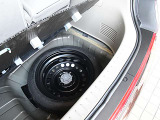ラゲッジスペース下には非常用のテンパータイヤが有ります。
