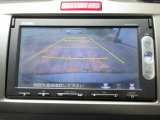 バックカメラの画像です。ガイドラインがスムースな車庫入れをサポートいたします。車庫入れの安心感がアップしますね。