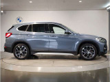 【BMWの伝統-3】BMWのお車は、&ldquo;駆け抜ける歓び&rdquo;を体現しております。走行の安定性とコーナリングの良さを追求し、思い通りにハンドルの操作可能です。