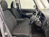 ゆったりと座れる運転席シートですのでストレスなく運転が出来ますよ!