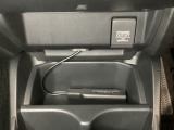 アクセサリーソケットはUSBのアダプターなどをつければ、スマホの充電にも使えます。周辺には物が置けるボックスがついています。