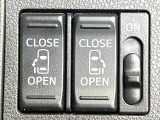 【両側パワースライドドア】スマートキーや運転席のスイッチで後席両側スライドドアの開閉が可能♪電動だから力を入れてドアを開ける必要が無く、小さなお子様でも簡単に開け閉めでき快適です♪
