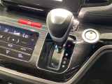 インパネシフトを採用しているので、前席の足元も広々としています。運転席と助手席の行き来もスムーズです!