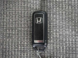 ◆スマートキー◆カギをバッグやポケットに入れたままでもドアロックの開閉ができる『スマートキー』付き!雨天や暗くなってもカギを取り出す必要がなくドアの開錠&エンジンも始動できます
