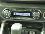 オートエアコンを装備しておりますので、四季を通じて車内を快適な温度に保つことが出来ます!高級感が有りますね!