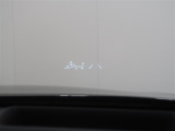 カラーヘッドアップディスプレイ付き。少ない視線移動で情報を確認できるので、運転の疲労軽減に繋がりますよ♪