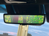 【デジタルインナーミラー】後席の大きな荷物や同乗者で後方が確認しづらい時でも安心!カメラが撮影した車両後方の映像をルームミラー内に表示。クリアな視界で状況の確認が可能です!