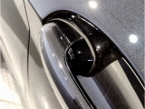 【デザインとの融合】BMWデザイナーが創り出したボディデザインを損なう事のない様に配置とデザインに拘っています。ドアノブについてもBMWの拘りに妥協はありません。