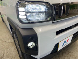 【LEDヘッドライト】悪天候や夜間走行時も良好な視界を確保し安心して運転できる高輝度LEDヘッドライトを装備!点灯速度が早く、消費電力も抑えられています。