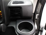 運転席のカップホルダーはエアコンの吹き出し口にありますので冷やしたり温めたりすることが出来ます☆