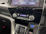 【オートエアコン】タッチパネル式オートエアコンで運転席周りの凹凸が少なくスッキリとしています。