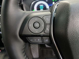 ステアリングには運転中でも簡単に操作できる各種スイッチついてます