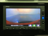 ギヤをR(バック)に入れるとナビの画面に後ろの映像が映るリアカメラ付です。後退時、コンディションが悪い視界でもカラーバックモニターがドライバーをサポートします。
