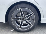 【アルミホイール】18インチのAMG5スポークアルミホイールを装着