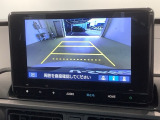 リバースギアに入れるだけで後方の表示へ切り替わります。夜間や雨の日の駐車も楽になりますよ。