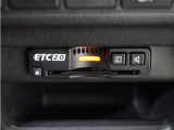 ◆ETC2.0装着◆進化したドライブ体験。料金収受システムだけだったETCが生まれ変わって、高速道路を賢く使うETC2.0に進化しました。多彩な情報サービスが便利で快適なドライブ体験を提供します。