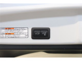 ドアが閉まった時にそのまま施錠もしてくれる予約ロック機能付きのパワーバックドア。荷物で手が塞がっている時に便利な機能です♪