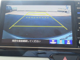 【リアカメラ】リバースに入れるだけで後方の映像が映ります。安全確認や、狭い駐車場での車庫入れ、雨の日や夜間など視界の悪い時に便利です。安全にバックする為には欠かせない装備です。