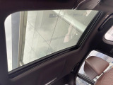 ●サンルーフ:開放感たっぷりの希少装備、サンルーフが装着されています!車内に明かりを取り入れたり景色を楽しむ以外にも、車内の空気も簡単に換気できて快適です!