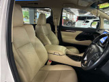運転席の画像です。足元やシートまわりに余裕があり、リラックスした姿勢で運転が可能です。視界も良好で操作系へのアクセスもしやすく、快適で安心感のあるドライブをサポートします。