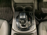ハイブリッド専用セレクトレバーです。シフトチェンジを電子信号で送信するセレクトレバーを採用していますので、軽快でスマートな操作を楽しめます。