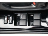 スイッチ一つで窓を開け閉めできるパワーウィンドウスイッチです。