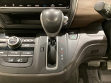 CVT車のセレクトレバーです。低速から高速まで、変速ショックのないスムーズな走りを実現するとともに、エンジン効率のよい領域を維持することで燃費にも貢献します。