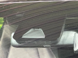 【プリクラッシュセーフティ】前方の車両等を検知し、衝突しそうな時は警報で注意を促し、ブレーキを踏む力をサポート。ブレーキを踏めなかった場合は衝突被害軽減ブレーキが作動、衝突回避をサポートします。
