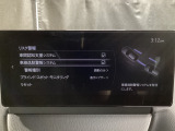 車線逸脱警報システムは、走行中にカメラで車線を検知して、自車が車線から逸脱する可能性があると判断した場合に、警報によりドライバーに通知します。