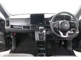 操作性に優れた運転席となります!小物入れや各ボタンの配置にこだわり、使いやすいです!座り心地もよく視認性も良好なのでロングドライブもお任せ下さい!