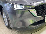 【LEDヘッドライト】悪天候や夜間走行時も良好な視界を確保し安心して運転できる高輝度LEDヘッドライトを装備!点灯速度が早く、消費電力も抑えられています。