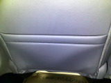 【収納】後部座席収納。散乱しがちな小物を収納するのに便利です。お子様のおもちゃやティッシュボックス、書類等様々なものの収納が可能です。