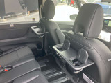 運転席と助手席のシートバックに収納式のトレイ付きドリンクホルダーを装備しています。ドライブの時など便利です。
