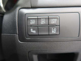 隣車線を走る車両をレーダーで検知し、ドアミラーでは確認しにくい後側方エリアに存在する車両に加え、急接近してくる車両も検知します。車両を検知するとドアミラーに搭載されたLEDインジケーターが点灯します。