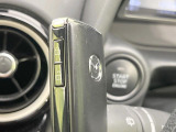 【アドバンストキー】カバンやポケットに入れたままでもドアの施錠・解錠が可能なスマートキーを装備。エンジンのオン・オフ時もカギを取り出す必要が無いからとっても便利です♪