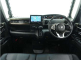 ◆視界広々で非常に運転しやすくロングドライブでも疲れを感じさせないすっきりとまとまったインパネ周りです。