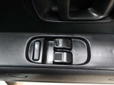 運転席はオートパワーウィンドウ☆窓の全閉全開が自動で出来るので便利ですよ♪