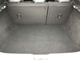 トランクルーム!後ろのシートは片方ずつ倒せます。乗る人や積む荷物に応じてアレンジが可能ですので多彩に使えてとても便利です。