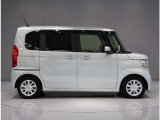後ろは両側スライドドア(片側電動タイプ)のお車ですので、狭いスペースでも乗り降りしやすいです。