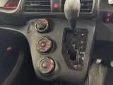 中古車選びで意外と見落としがちなポイントが、シフトレバー周辺の状態です。今回掲載している画像では、操作部分の使用感をはじめ、パネルの傷や擦れ、ボタン類の動作跡など、確認していただけます。
