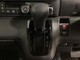 CVT車のセレクトレバーです。低速から高速まで、変速ショックのないスムーズな走りと、エンジン効率のよい領域を維持して燃費にも貢献します。サイドブレーキはスイッチ操作の電子制御パーキングブレーキです。