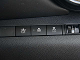 運転席の右側にはエマージェンシーブレーキ、ステアリングヒーター、VDCのスイッチが有ります。