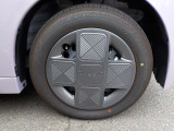 足元を引き締める純正ホイ-ルカバ-付きです。タイヤサイズは、155/65R14です。